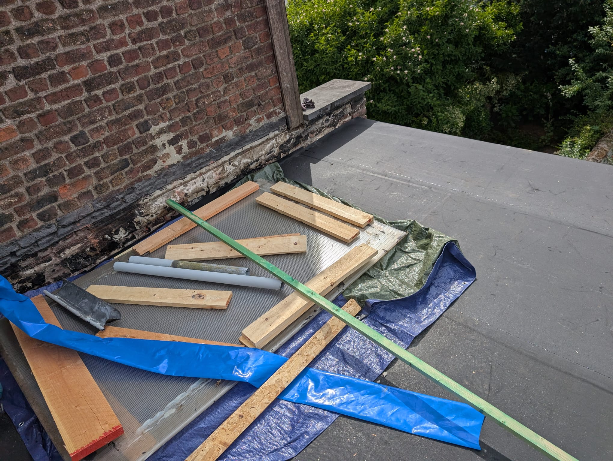 Protection et bâchage d'un Velux pendant les travaux de toiture